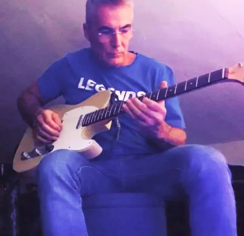 Tocar la guitarra es una de las grandes aficiones de David Cantero
