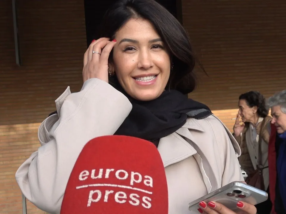 Gabriela Guillén hablando con la prensa.