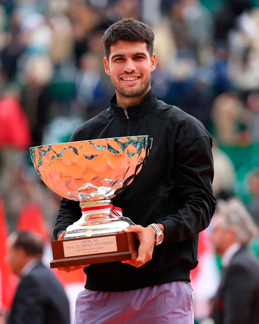 Carlos Alcaraz con el trofeo de los Masters 1000 de Montecarlo.