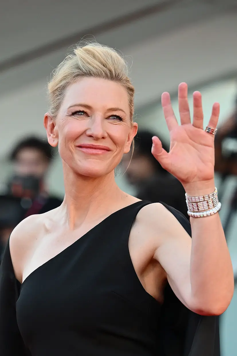 Cate Blanchett saludando.