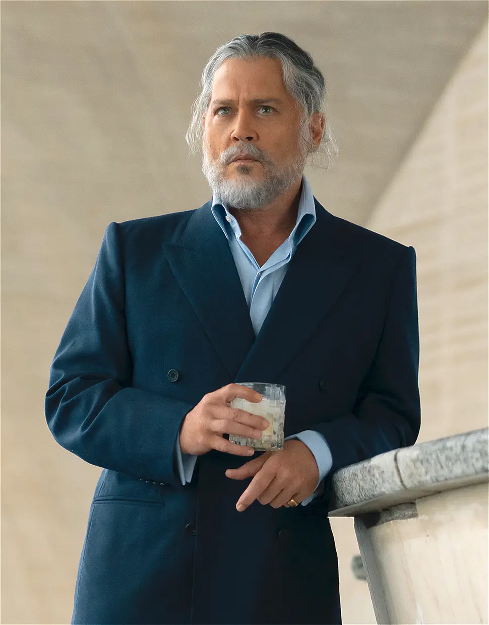 Johnny Depp con canas y ojos azules en su nueva película.