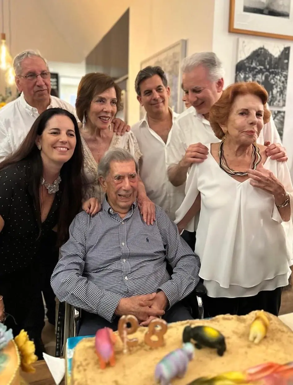 Mario Vargas Llosa reunido con su familia por su 89 cumpleaños.