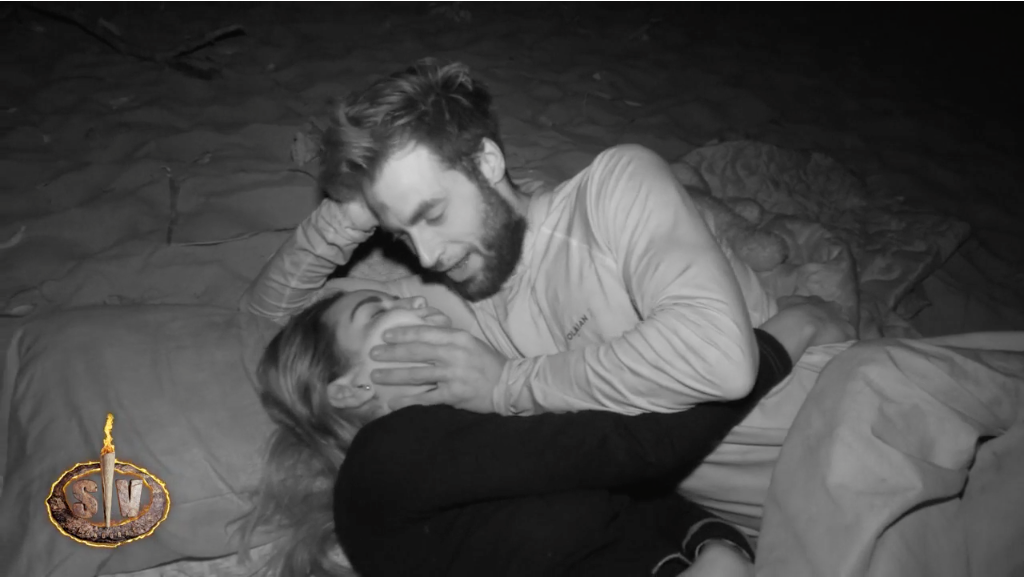 Anita y Montoya pasan su noche más caliente en 'Supervivientes' bajo la manta