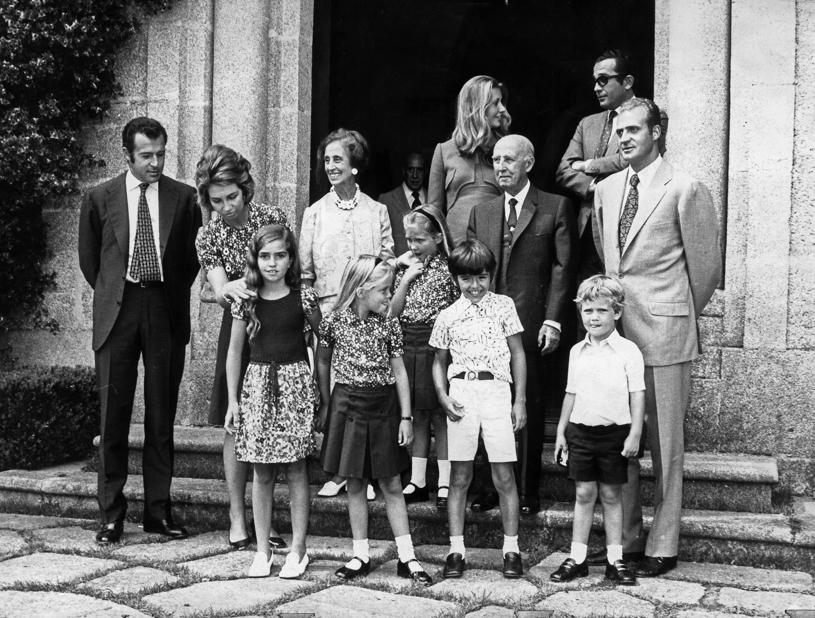 Juan Carlos I y la reina Sofía con la familia de Francisco Franco.