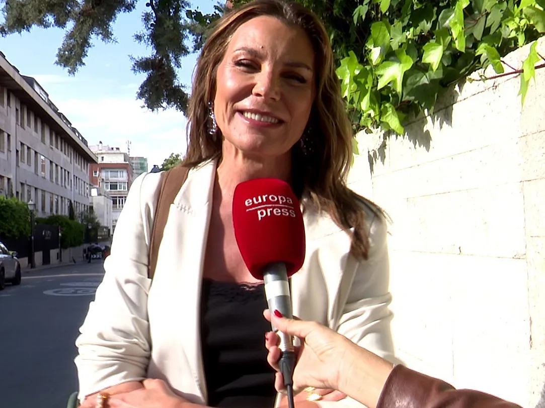 Mar Flores hablando con la prensa.
