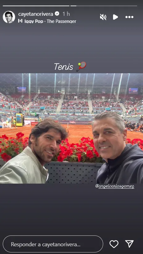 Cayetano Rivera en una imagen en el Open de Tenis con un amigo (story)