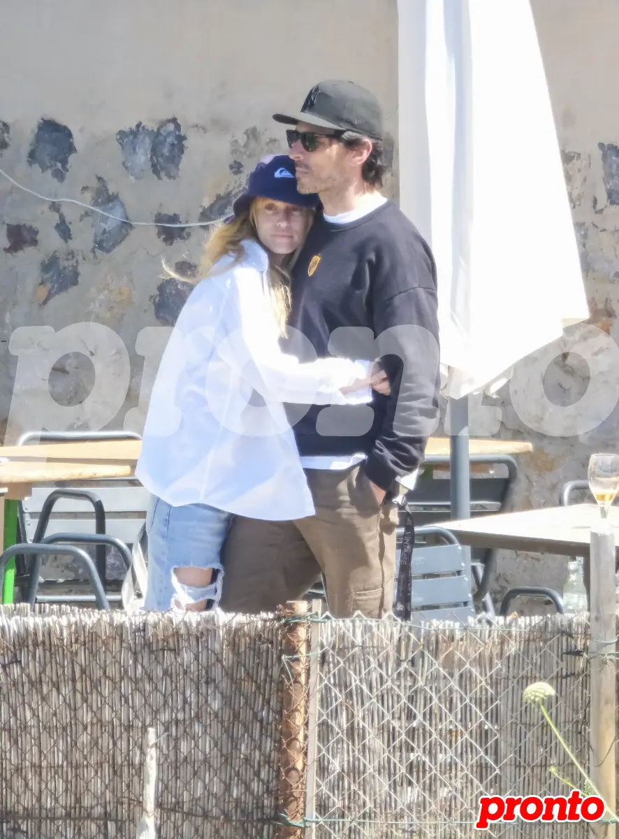 Andrés Velencoso y Mar Canadell abrazados