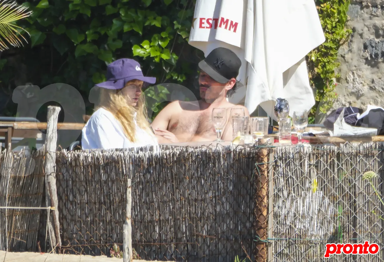 Andrés Velencoso y Mar Canadell tomando el sol en una terraza.