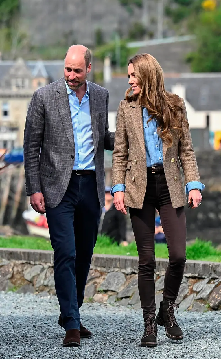 El príncipe Guillermo y Kate Middleton paseando juntos.