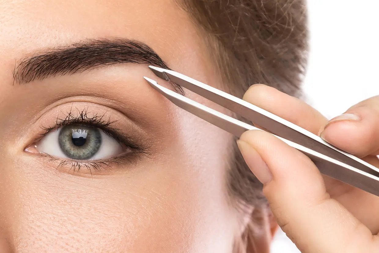 Depilación de las cejas con pinzas