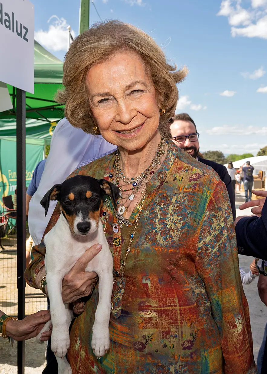 La reina Sofía posa con un perro