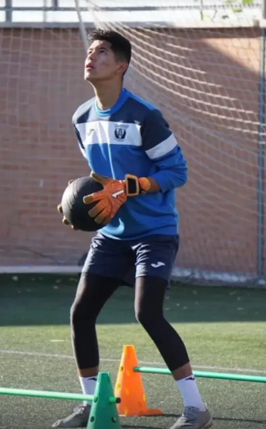 Zape Cuesta jugando a futbol