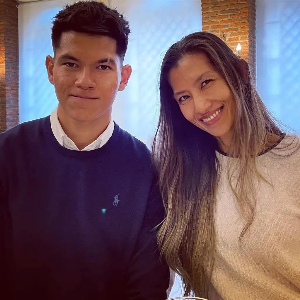 Zape cuesta y su madre, Yuyee.