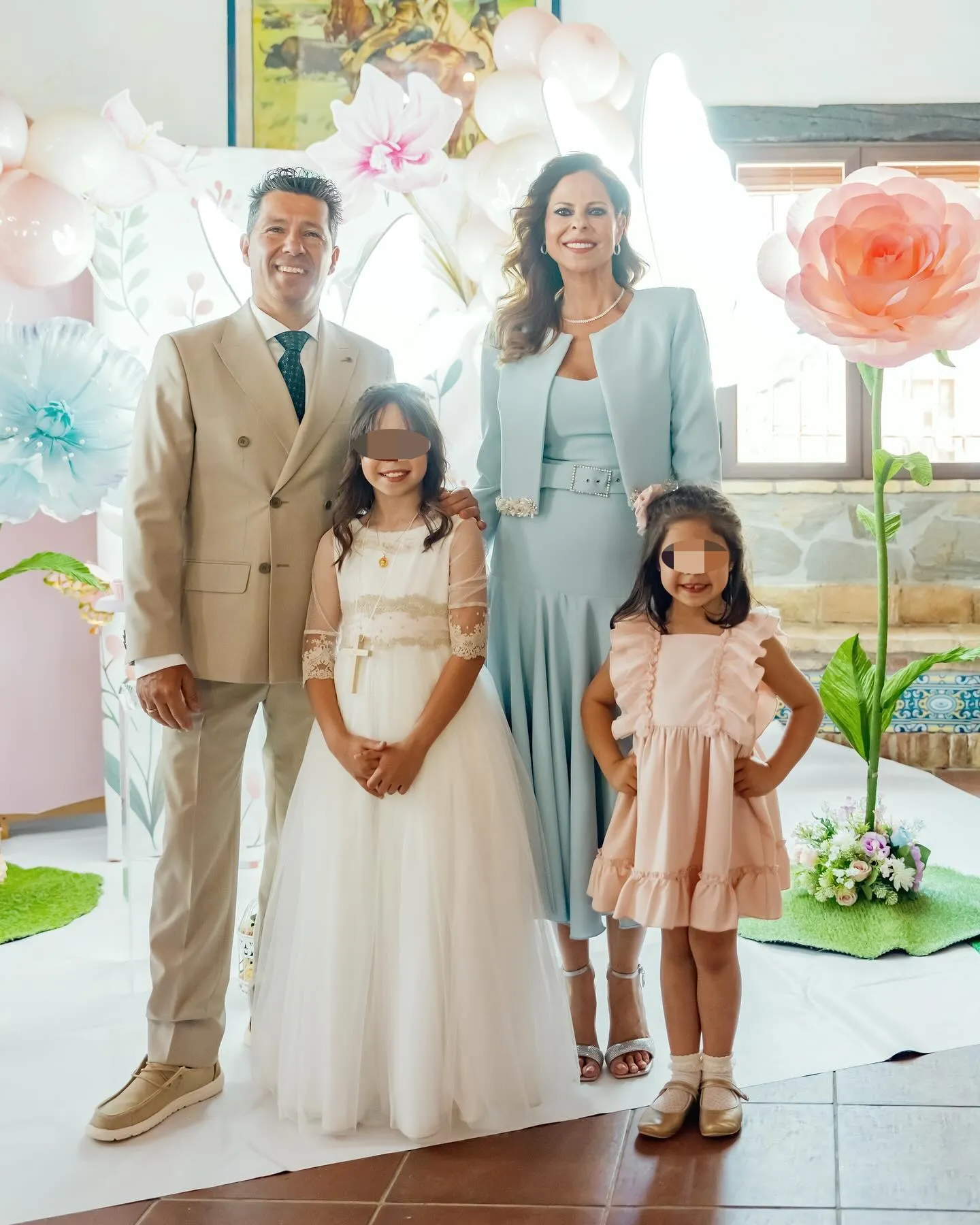 Pastora Soler enseña una imagen su familia en la comunión de su hija Estrella