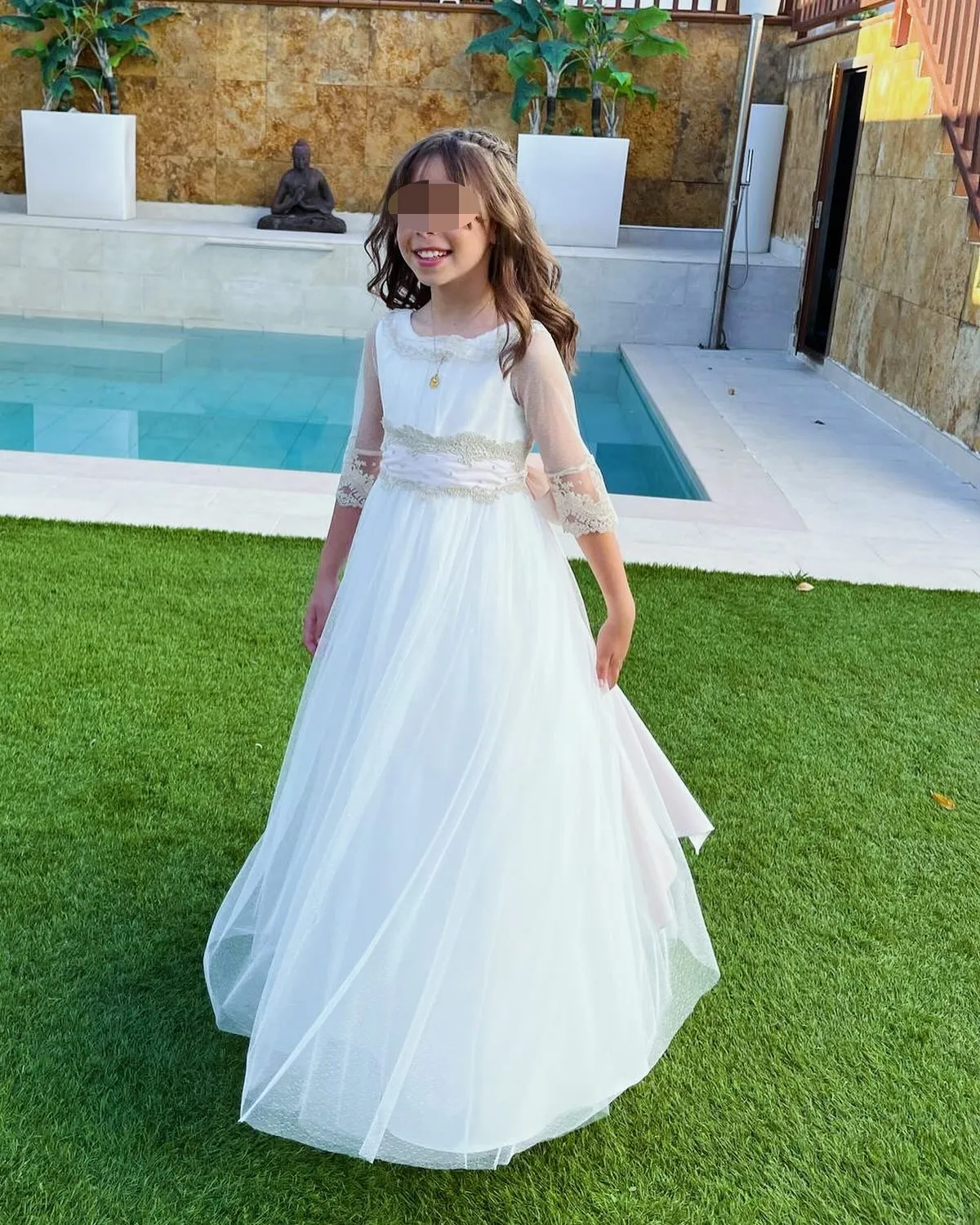 Pastora Soler enseña una imagen de su hija Estrella con su vestido de la primera comunión