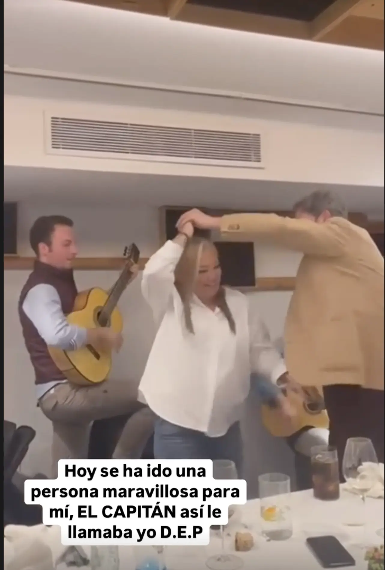 Una bonita escena con su amigo fallecido.