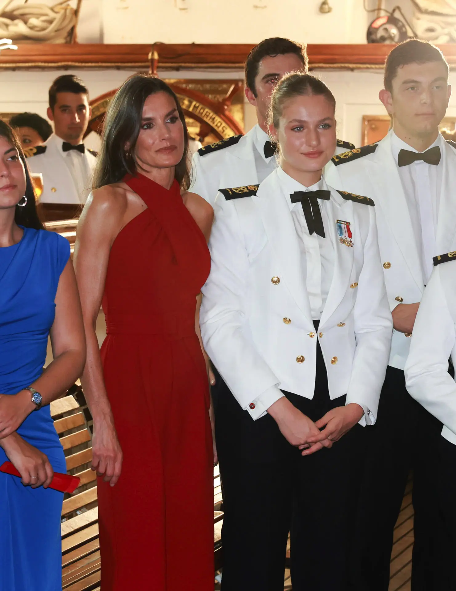 Se ha comentado mucho el elegante mono de Mango que lució la Reina Letizia. EFE.
