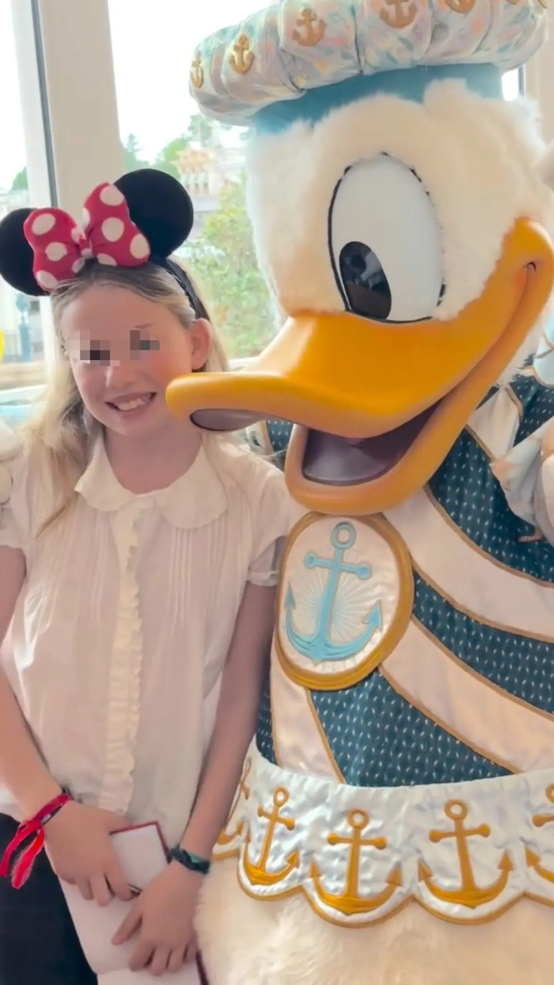 Cari Lapique en Disneyland