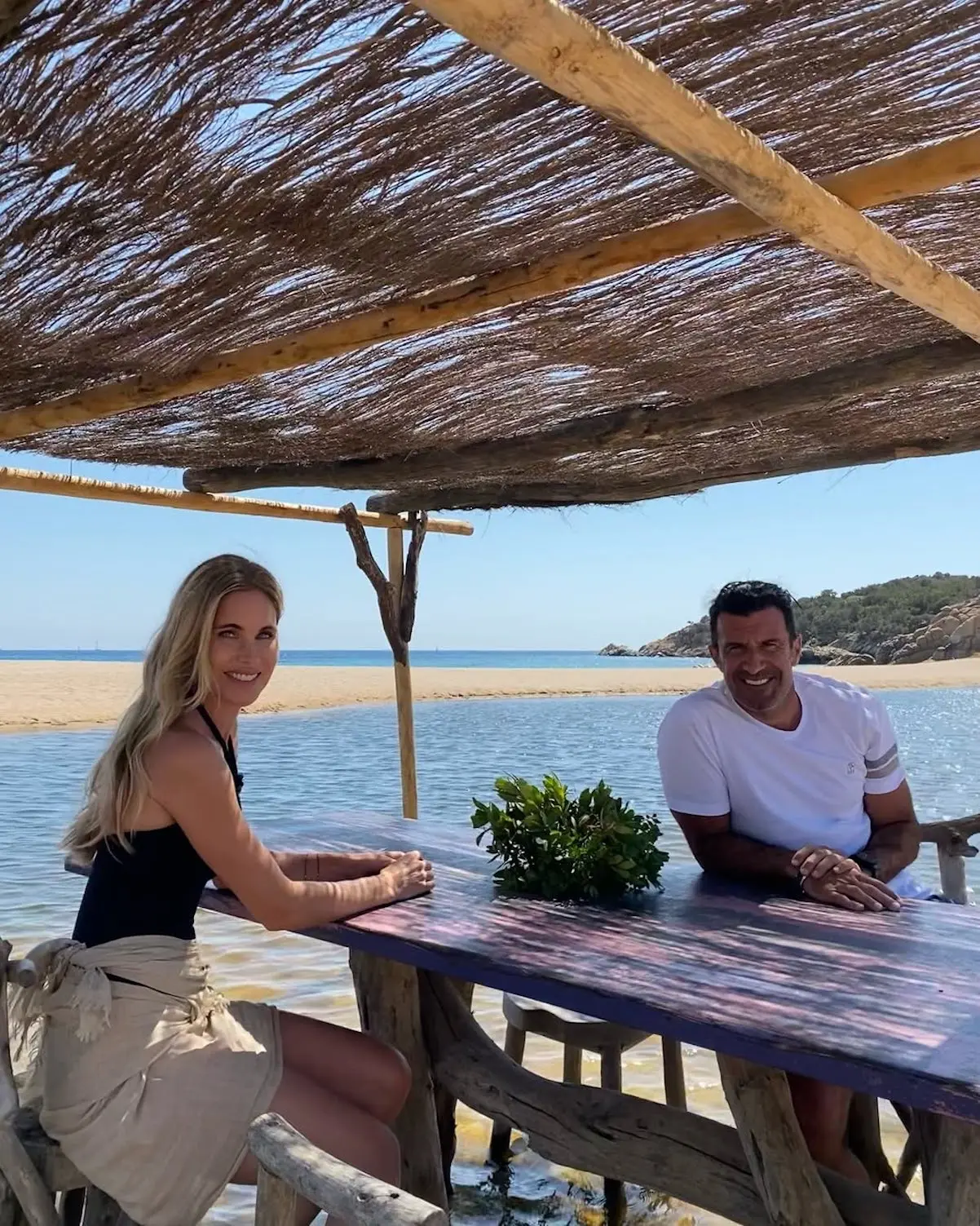 Luis Figo y su mujer en la playa