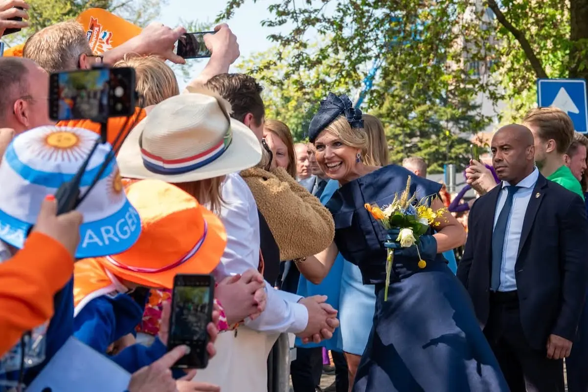 Máxima de Holanda jugando con ciudadanos