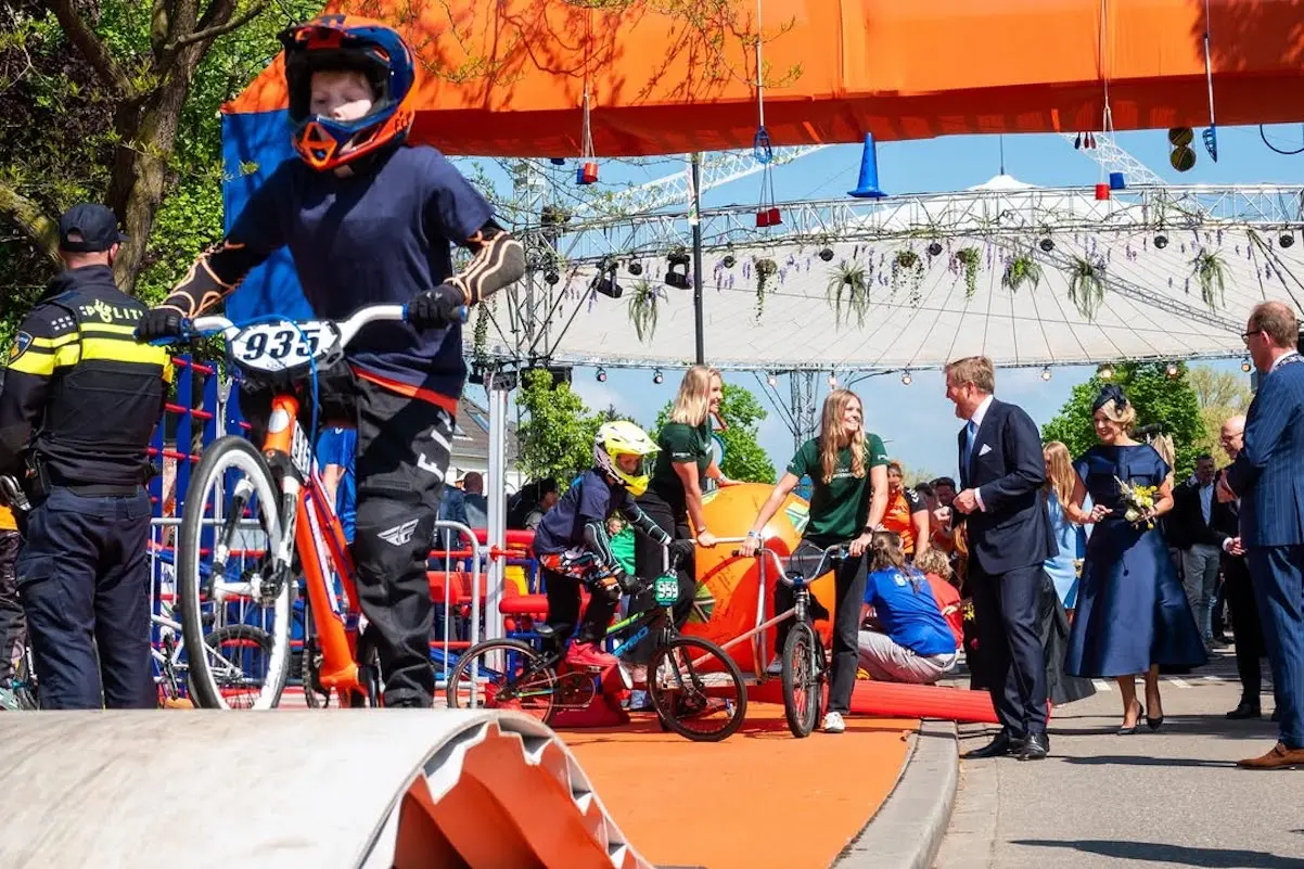 Máxima de Holanda jugando con ciudadanos