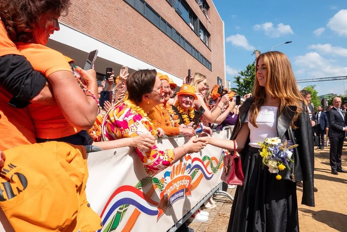 Máxima de Holanda jugando con ciudadanos
