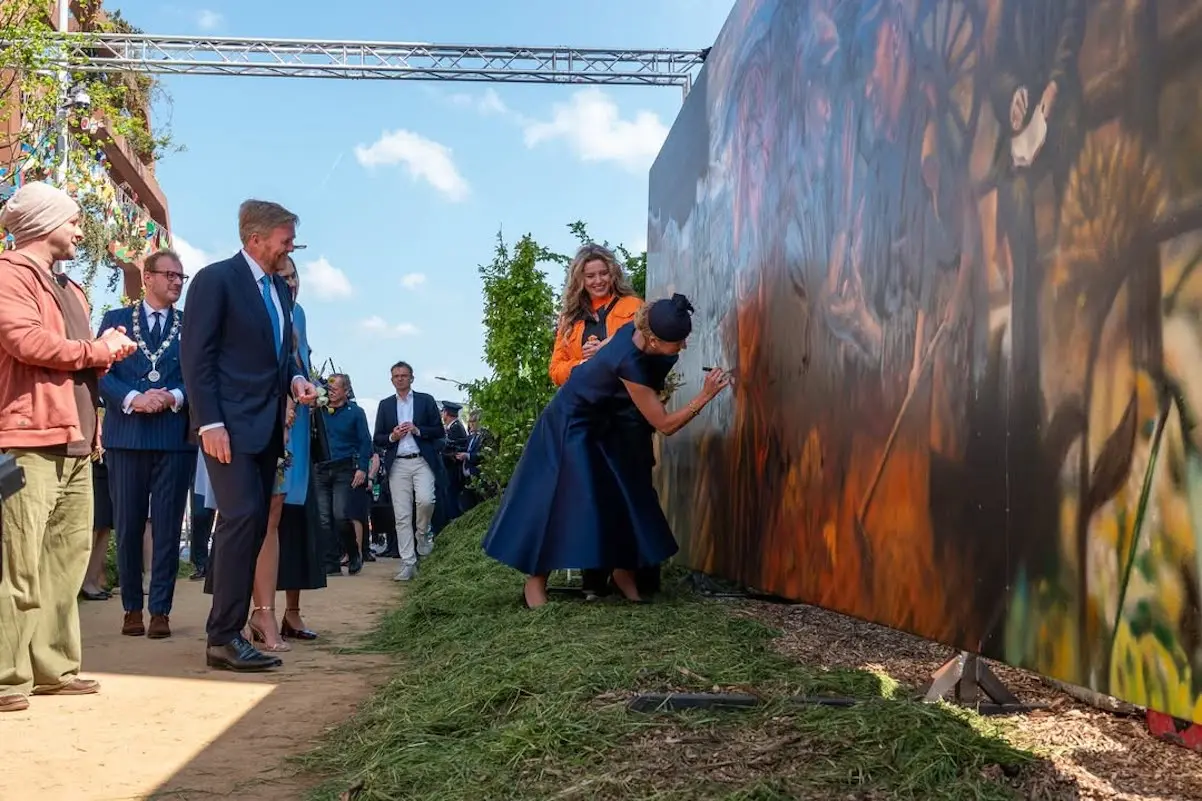 Máxima de Holanda jugando con ciudadanos