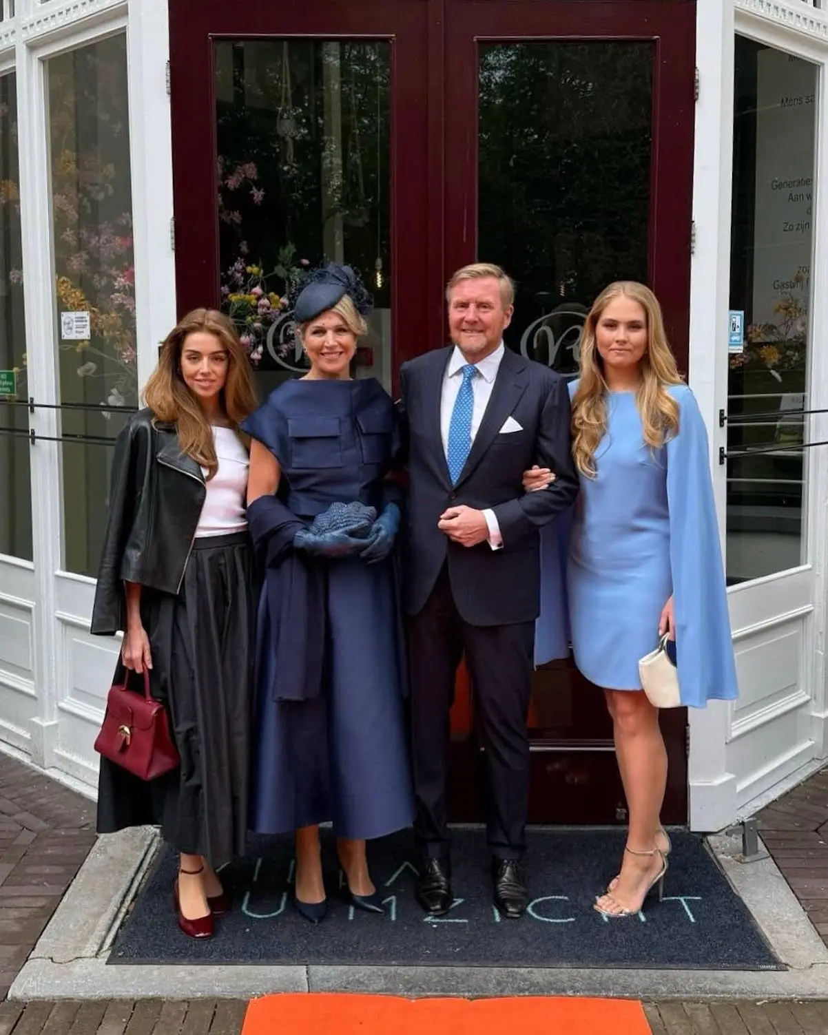 Máxima de Holanda jugando con ciudadanos