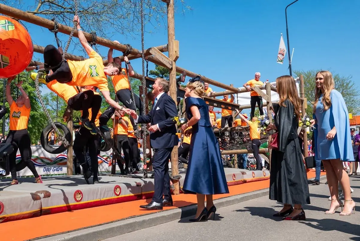 Máxima de Holanda jugando con ciudadanos
