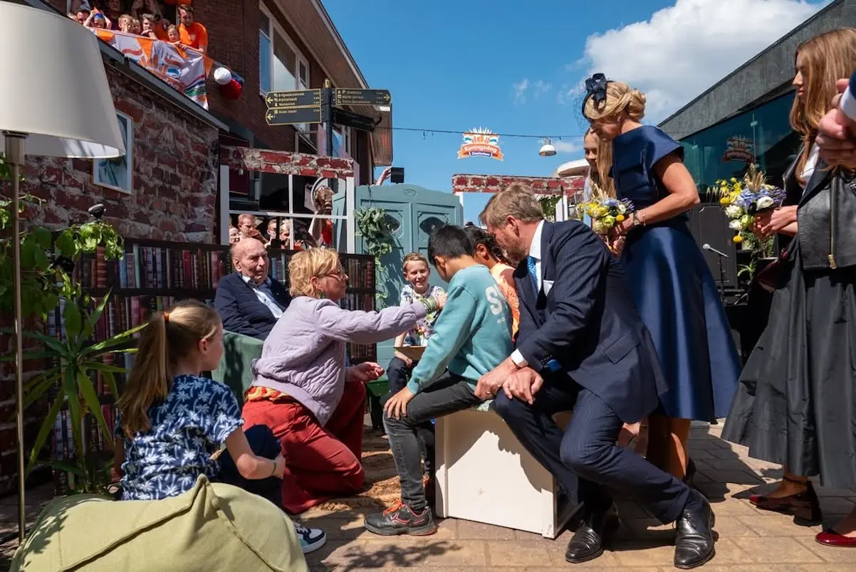 Máxima de Holanda jugando con ciudadanos