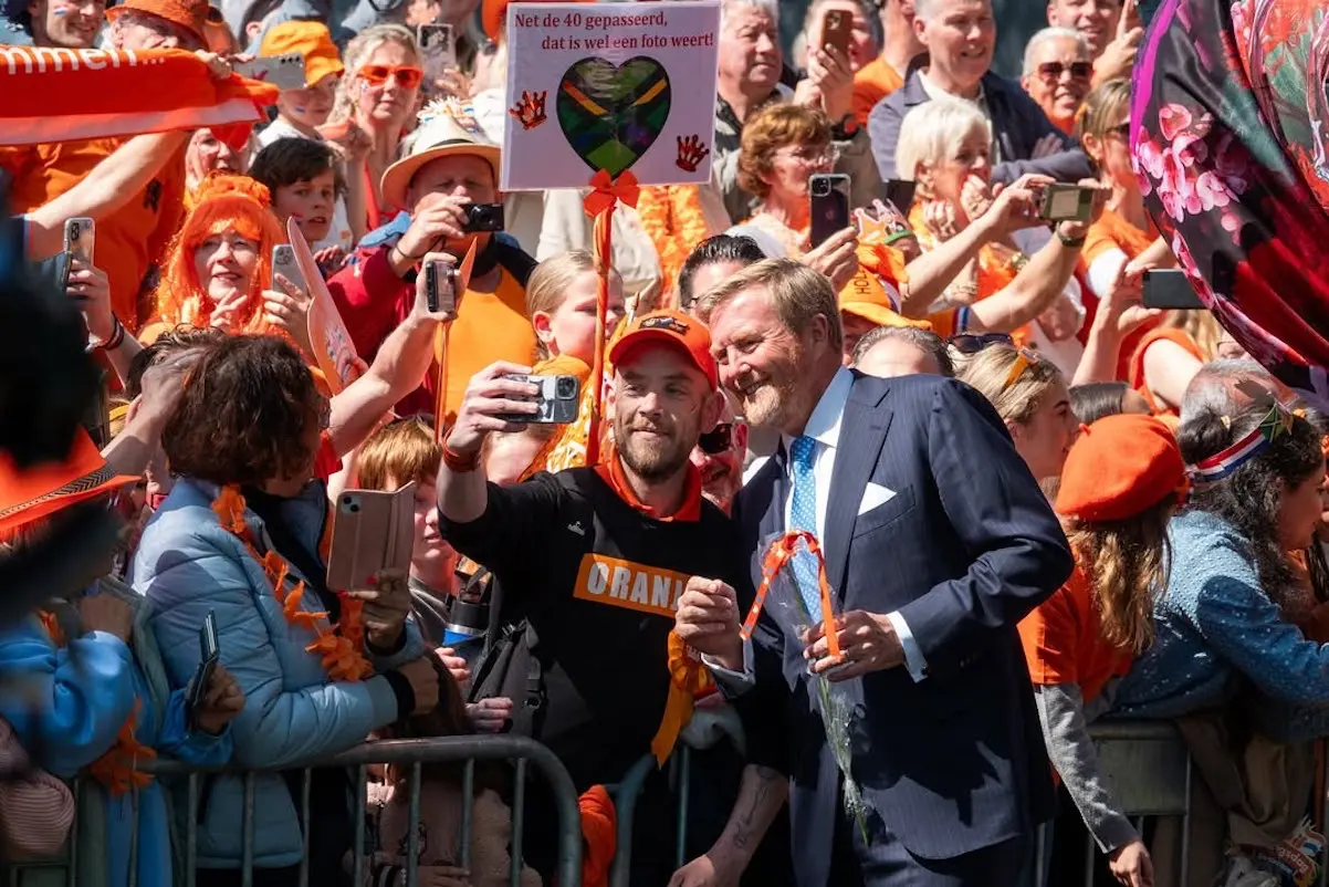 Máxima de Holanda jugando con ciudadanos