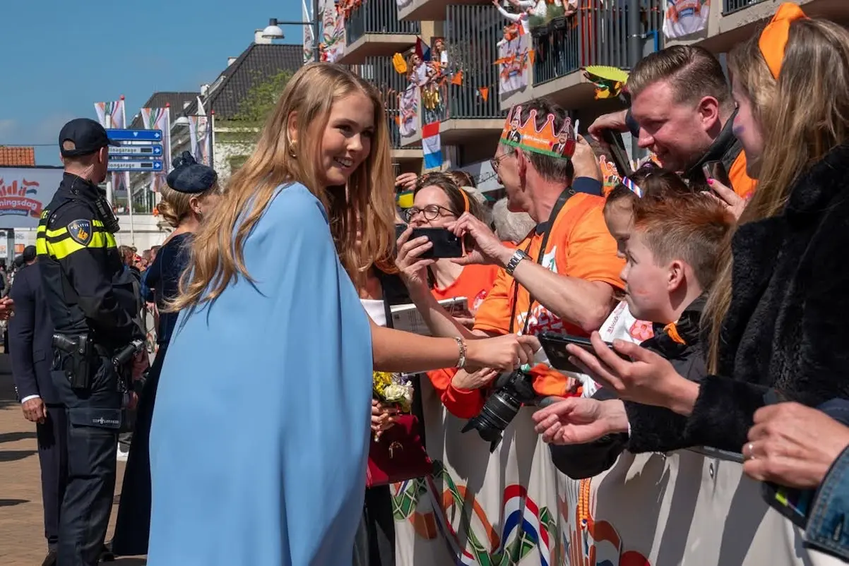 Máxima de Holanda jugando con ciudadanos