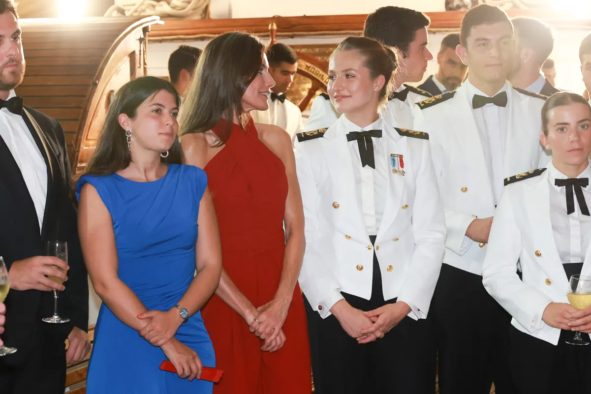 Letizia y Leonor durante una gala en Elcano.