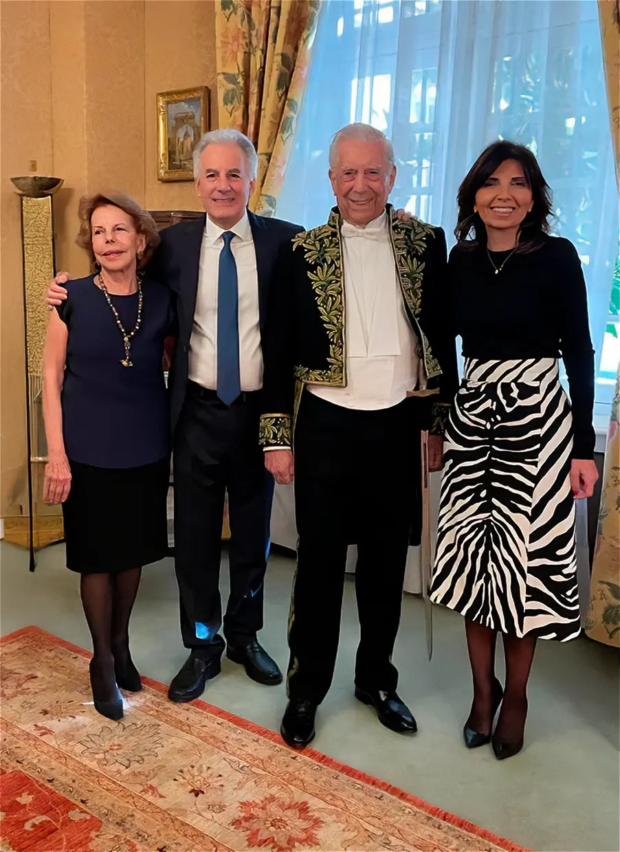 Mario Vargas Llosa con su exmujer Patricia, su hijo Álvaro y su nuera.