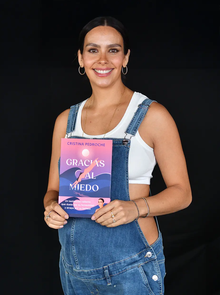 Cristina Pedroche posa mostrando su libro.