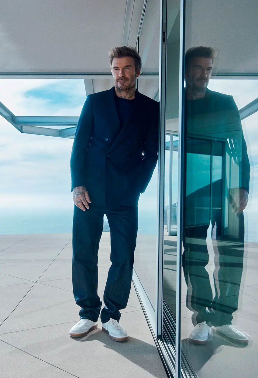 David Beckham posando con la ropa de su marca.
