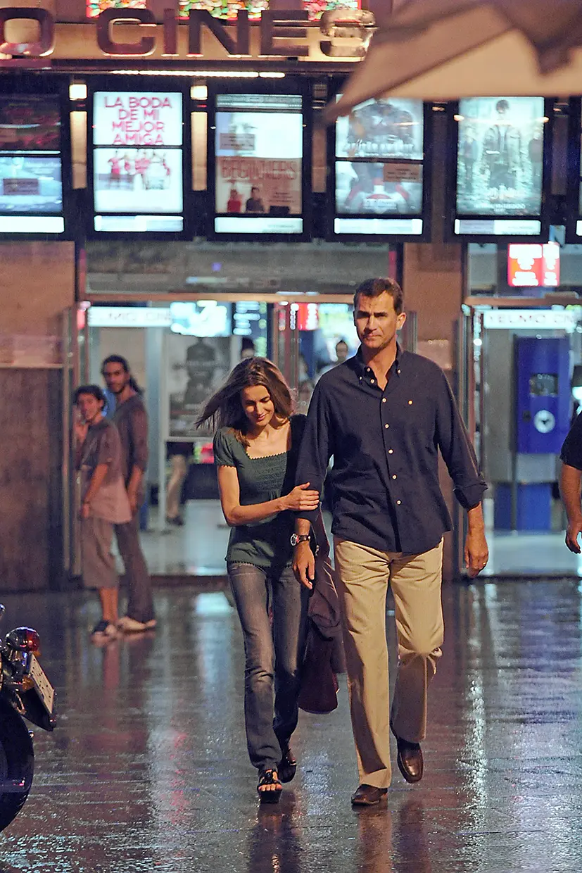 Felipe VI y Letizia saliendo juntos del cine.