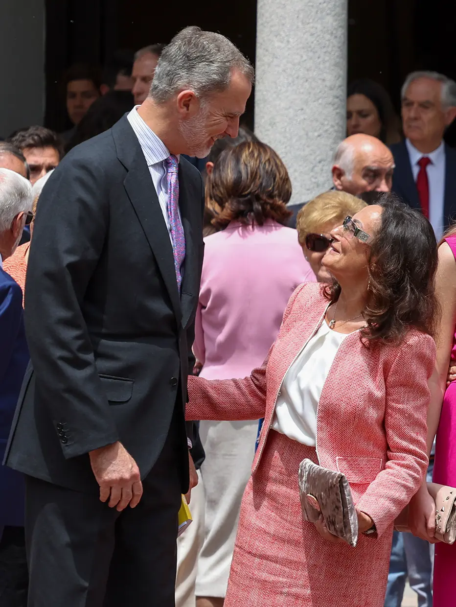 Felipe VI hablando con su suegra.