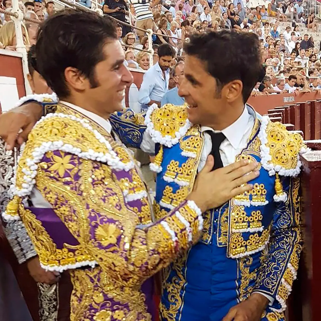 Francisco y Cayetano Rivera vestidos con sendos trajes de luces en una plaza de toros.