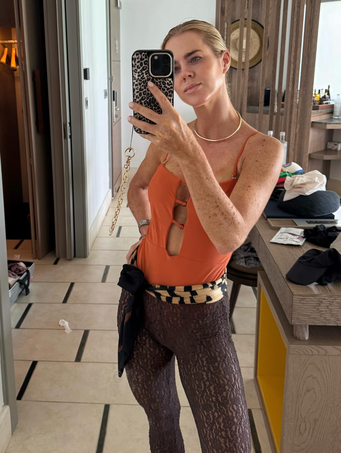 Amelia Bono: su foto con lo que parece un condón usado de fondo.
