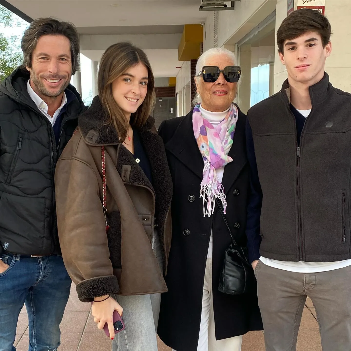Canales Rivera con sus hijos y su madre, Teresa Rivera.