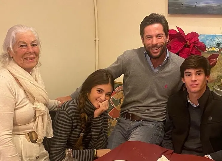 Canales Rivera con su madre y sus hijos.
