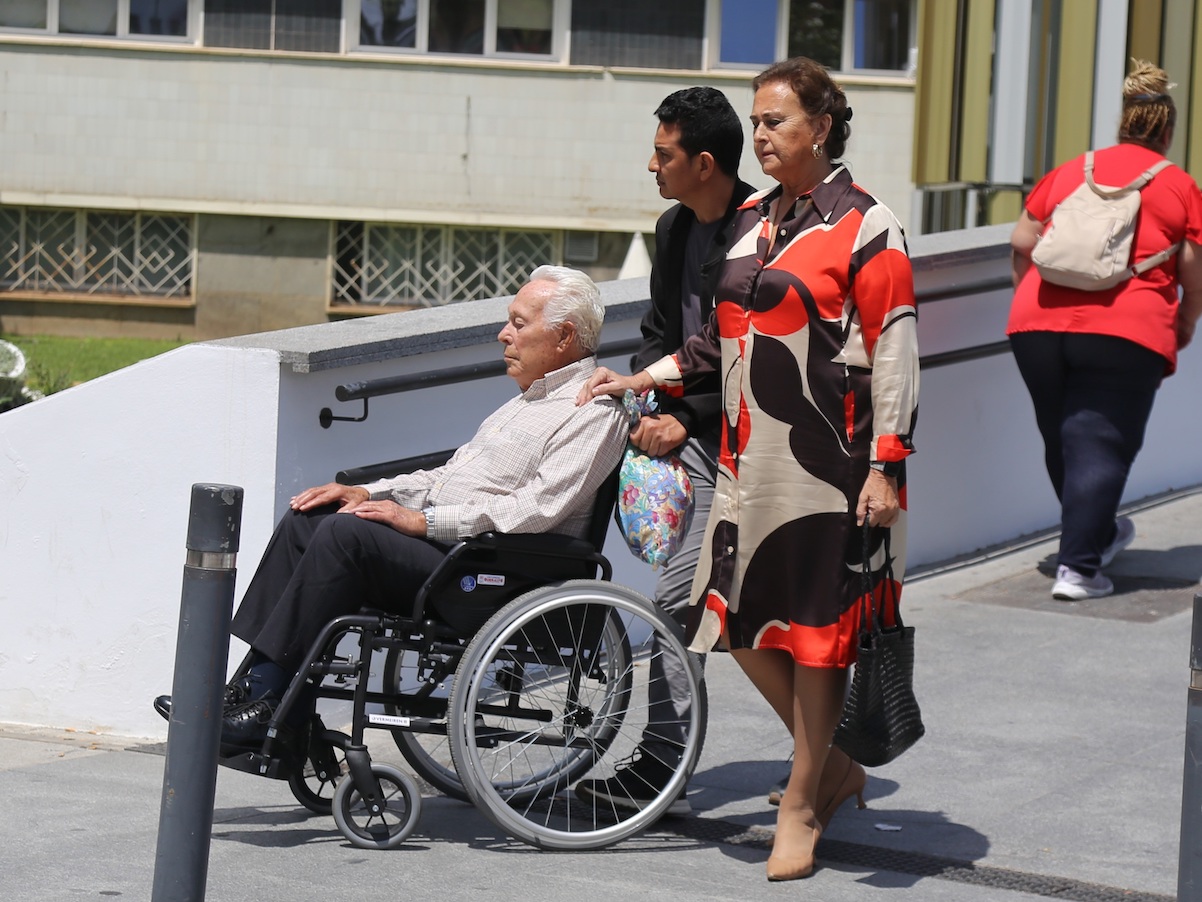 Curro Romero recibe el alta hospitalaria acompañado de su mujer, Carmen Tello
Europa Press Reportajes / Europa Press
06/5/2025