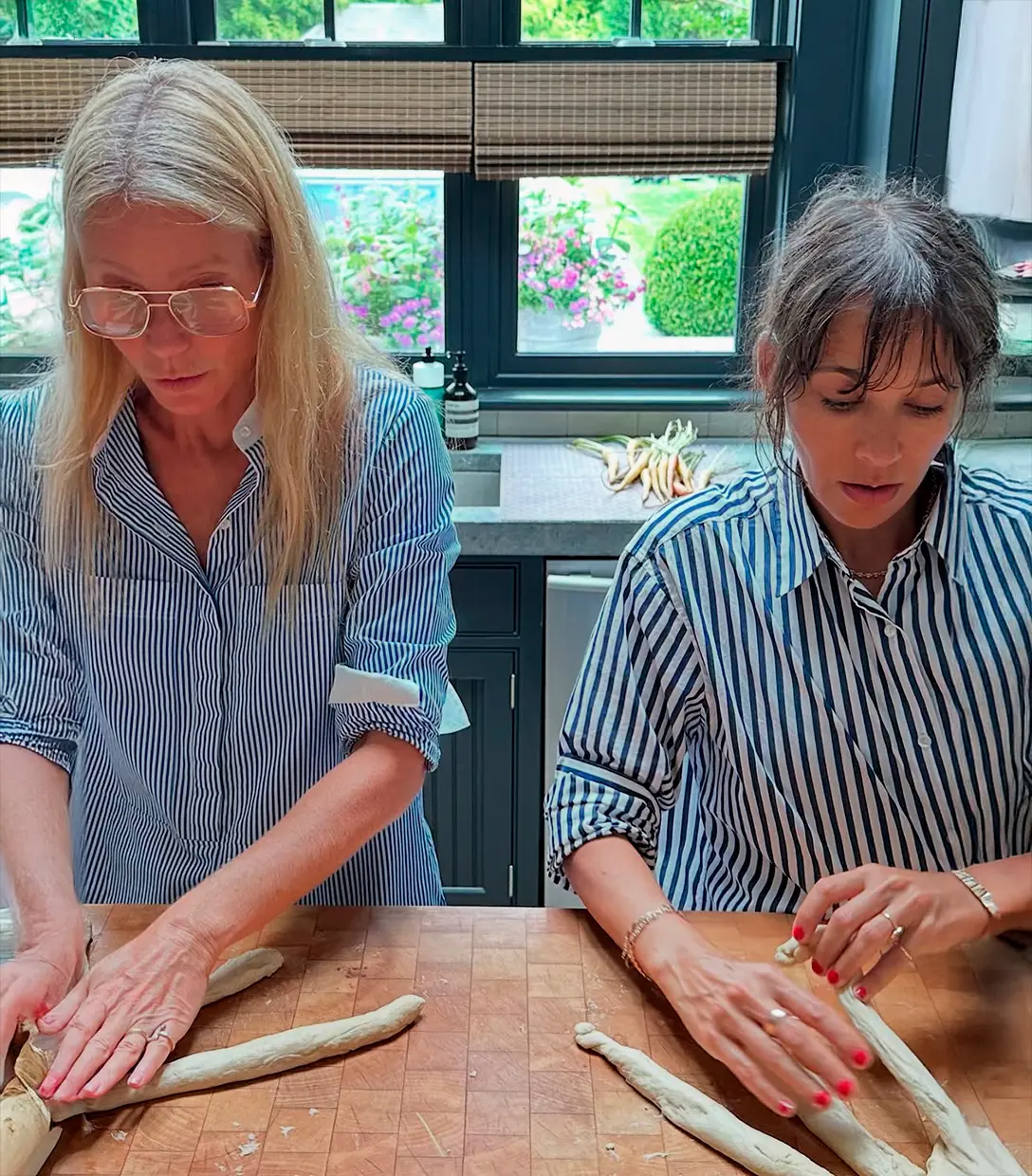 Gwyneth Paltrow en su cocina, preparando comida junto a una amiga.