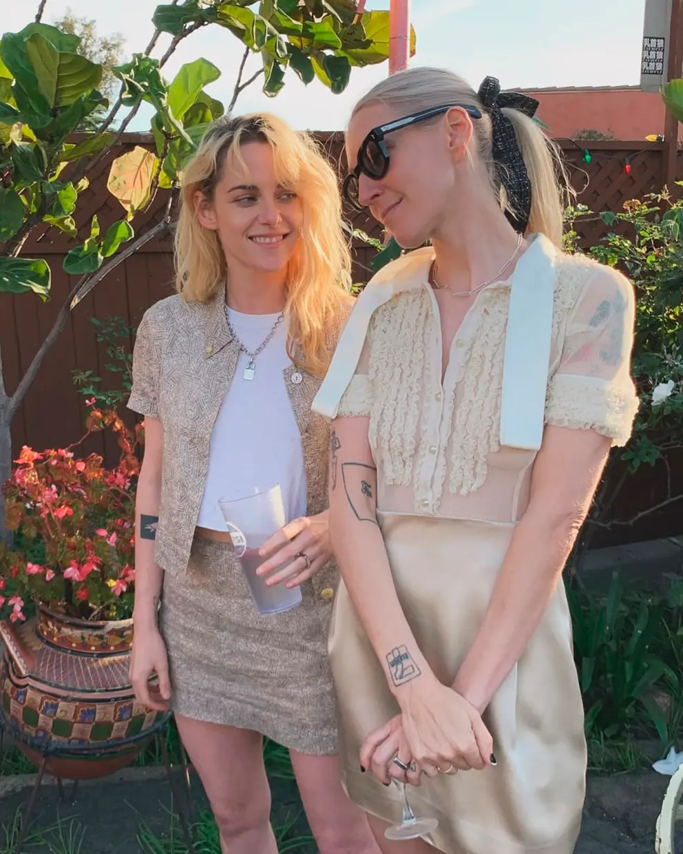 Kristen Stewart con su mujer.