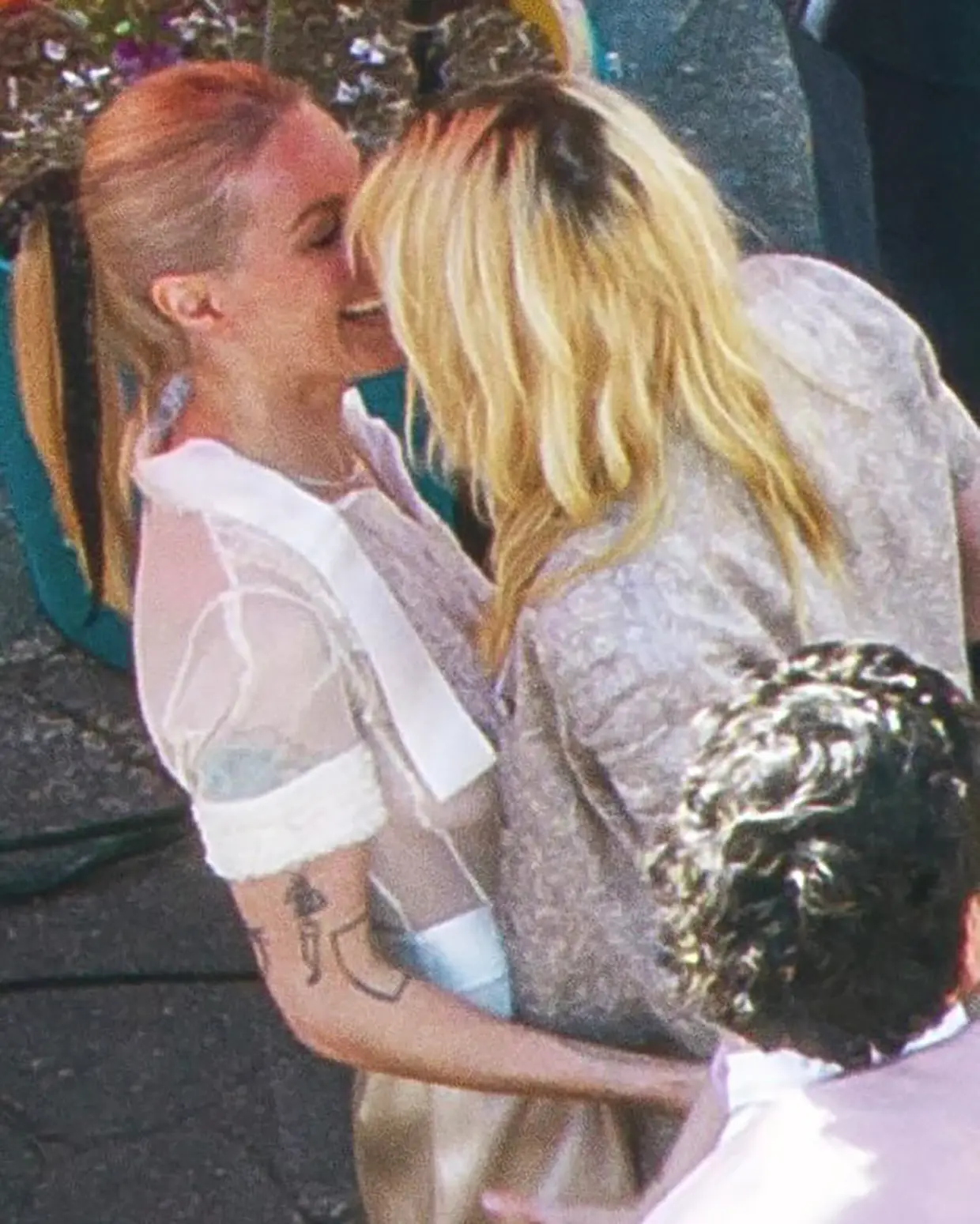 Kristen Stewart durante la boda con su pareja.