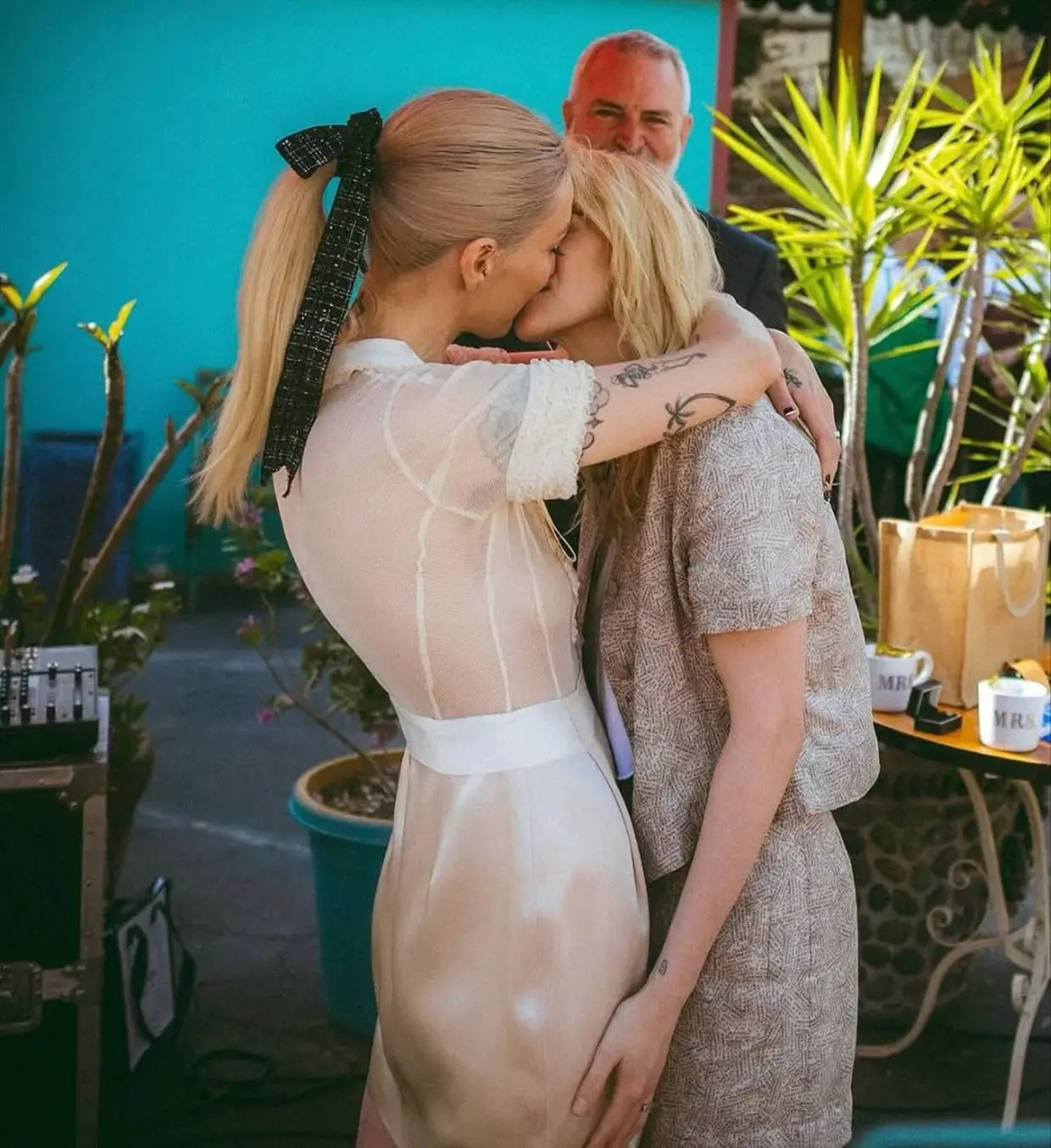 Kristen Stewart durante la boda con su pareja.