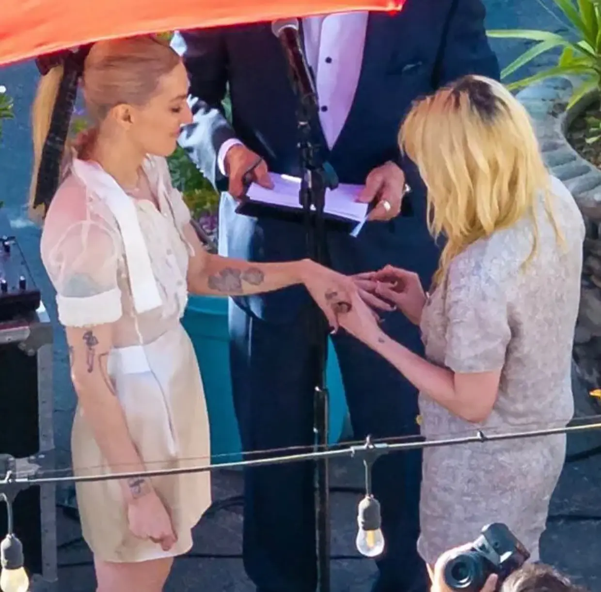 Kristen Stewart durante la boda con su pareja.