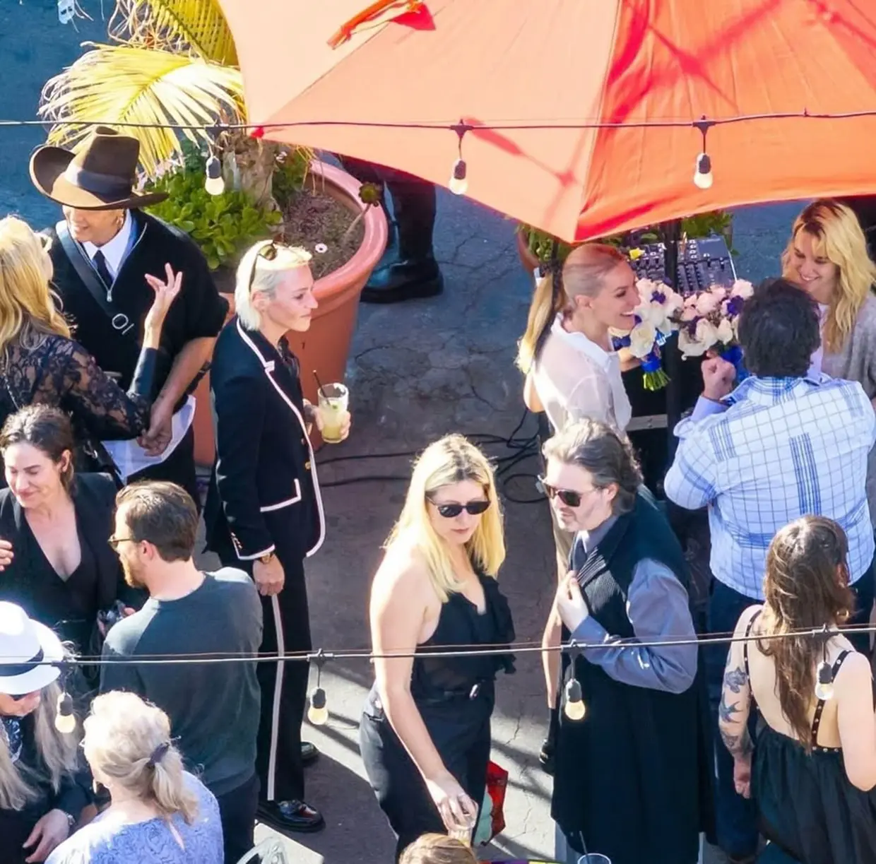 Kristen Stewart durante la boda con su pareja.