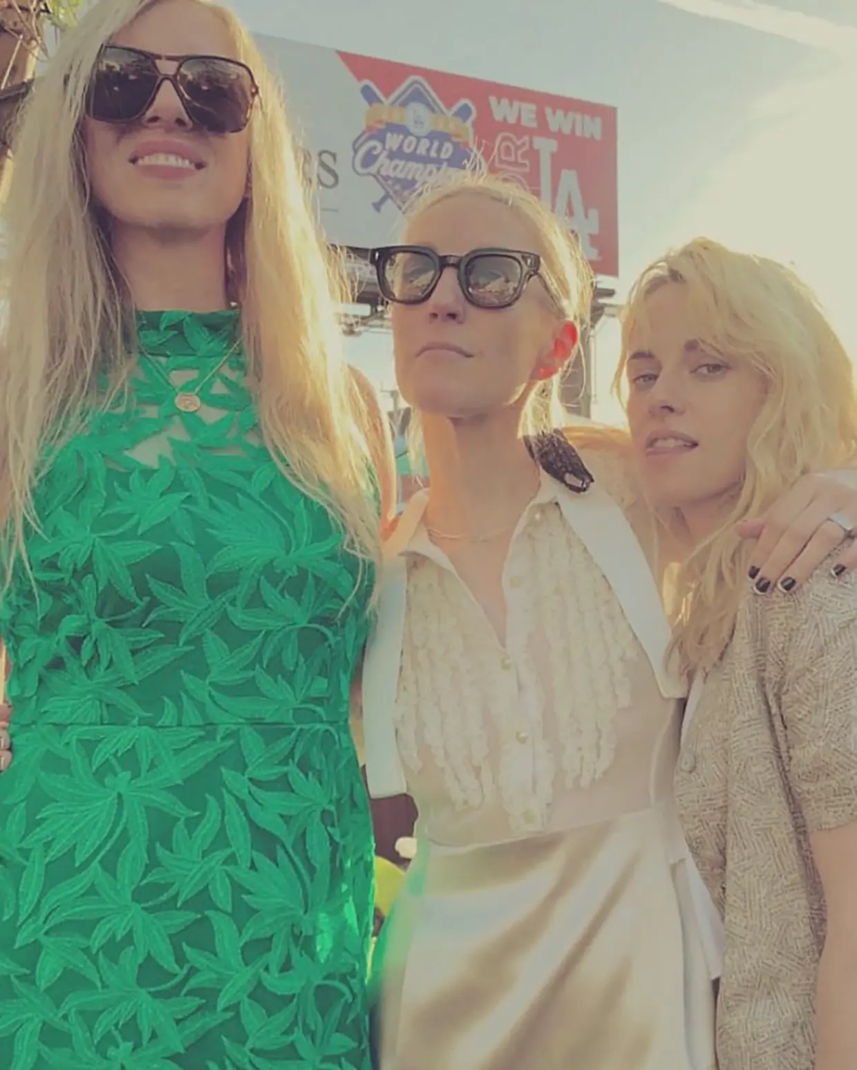 Kristen Stewart durante la boda con su pareja.